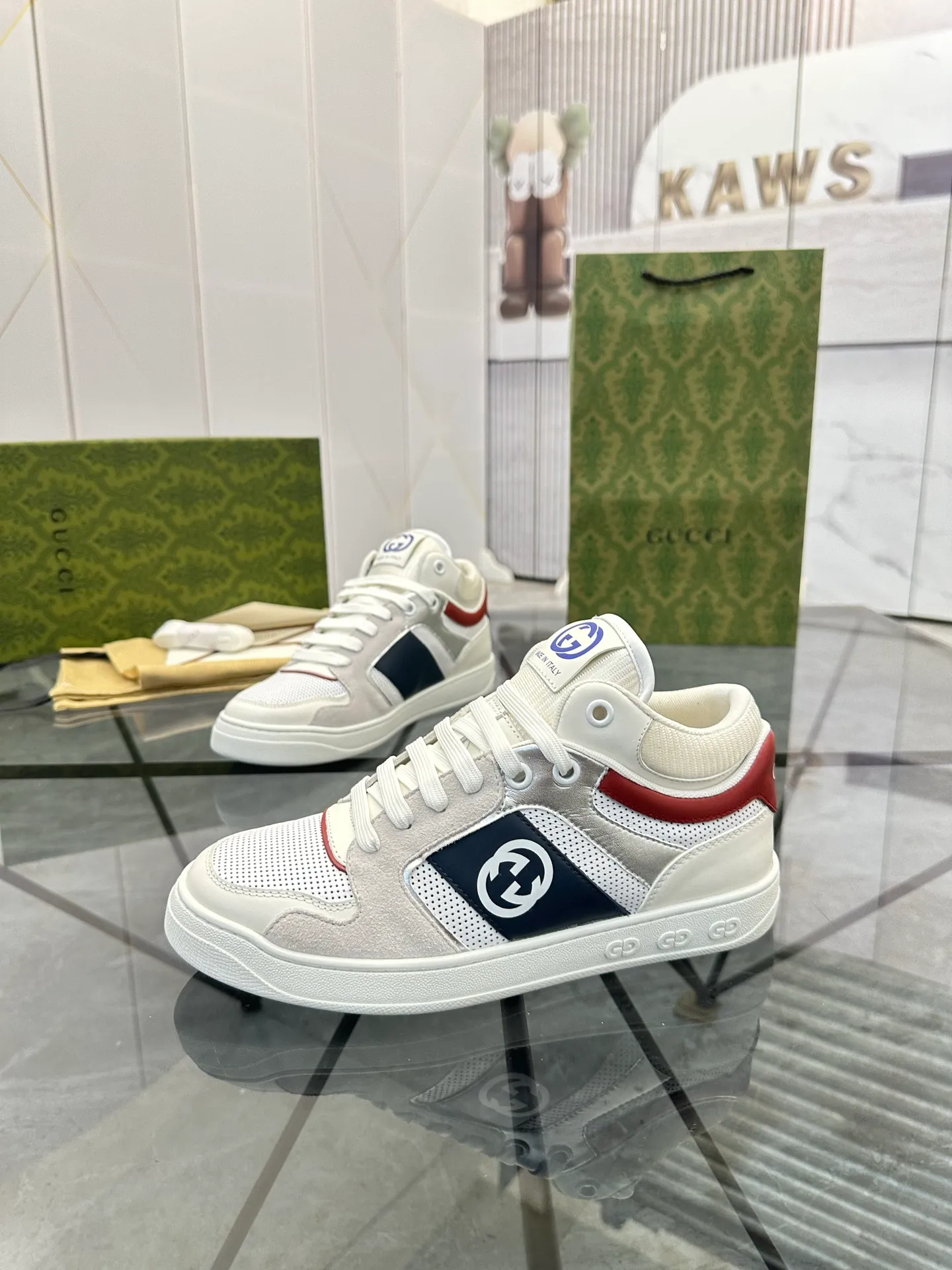 Selling men's shoes 💰: 💰P560¥ Top quality Product trademark: Gucci* "Gucci*" low-top casual shoes Regular size: 38-44 (can be customized to 45.46.) Product material: imported first-layer cowhide leather upper, breathable lining, original outsole. No.: 004